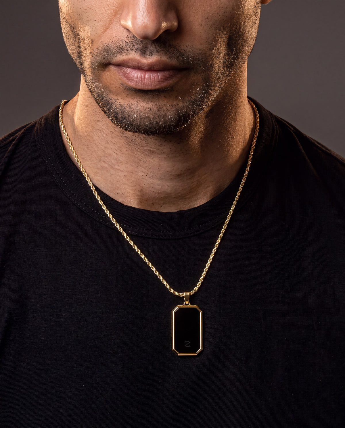 Onyx Bevel Tag Gold Model1 4K