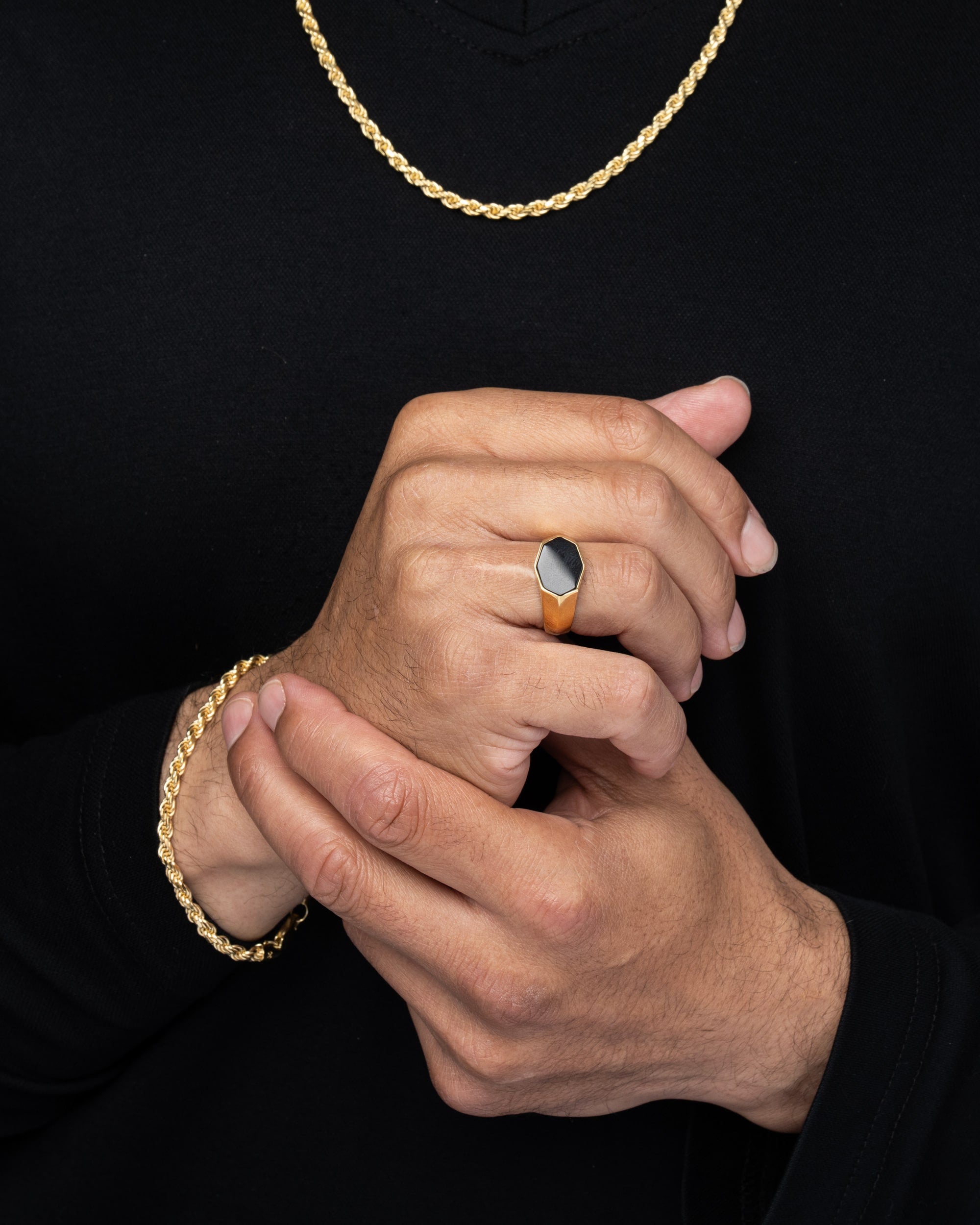 Signet Elongated Ring Gold Model1